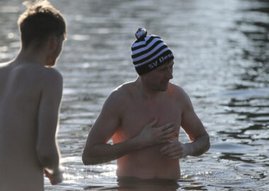 Video Eisbaden im Kühnauer See SV Dessau 05