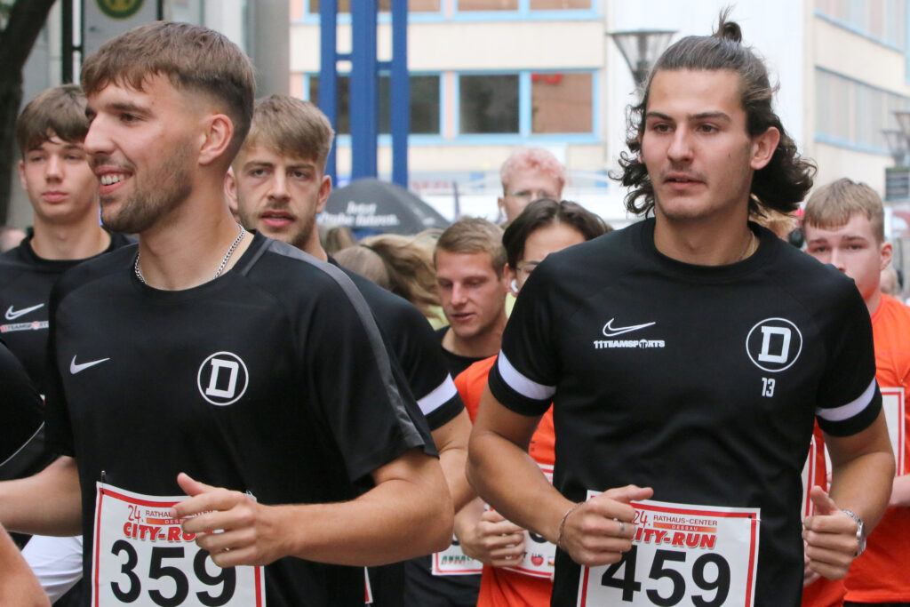 Laufende Fußballer beim City Run